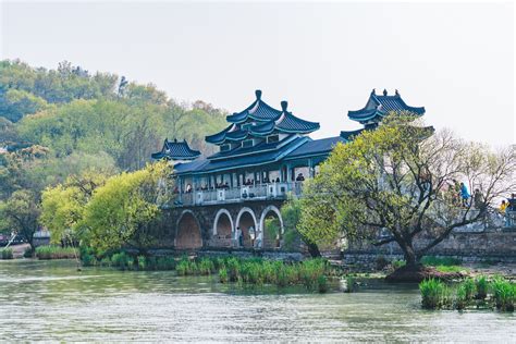 颍上有哪些假日宾館？不妨从其历史背景、地理位置、设施特色以及周边旅游景点等方面来探讨。